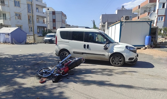 Motosiklet ile hafif ticari araç çarpıştı: 2 yaralı