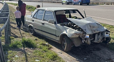 Bariyerlere çarpan otomobildeki 2 kişi yaralandı