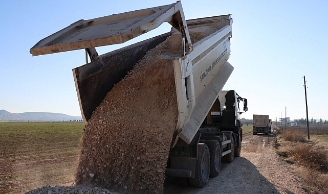 BÜYÜKŞEHİR BELEDİYESİ, KARAKÖPRÜ KIRSALINDA YOL ÇALIŞMALARINI SÜRDÜRÜYOR