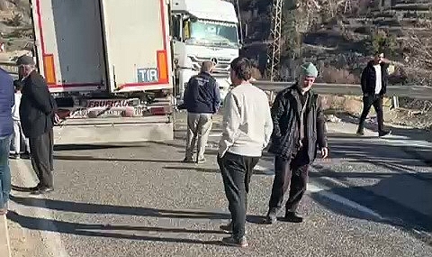 Direksiyonu kilitlenen tır yolu kapattı