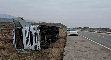 Kontrolden çıkan tanker yan yattı