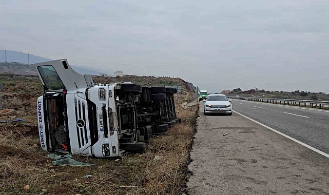 Kontrolden çıkan tanker yan yattı