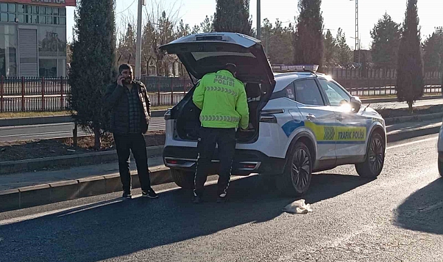 Refüje çarpıp ters dönerek duran otomobildeki 2 kişinin burnu bile kanamadı