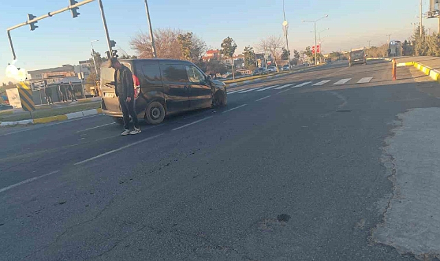 Seyir halindeki aracın lastiği yerinden çıktı