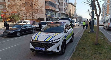 Yolun karşı tarafına geçmeye çalışan vatandaşa otomobil çarptı