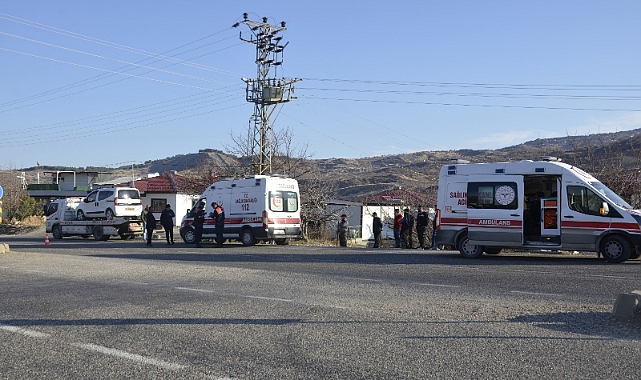 16 yaşındaki çocuğun kullandığı araç trafoya çarptı: 3 yaralı