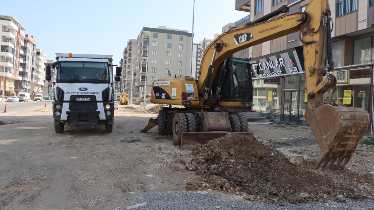 BÜYÜKŞEHİR BELEDİYESİ, FEVZİ ÇAKMAK BULVARI’NDA SICAK ASFALT HAZIRLIKLARINA BAŞLADI