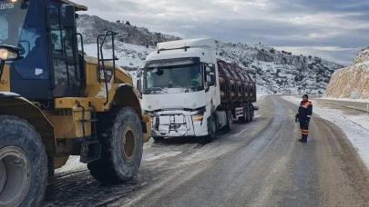 Yolda kalan araçları iş makineleri çekti