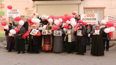 Anneleri 2 bin gündür evlatları için nöbette