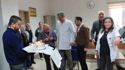 36 yıldır mesaisine 1 saat erken başlayan hastane çalışanına madalya takıldı