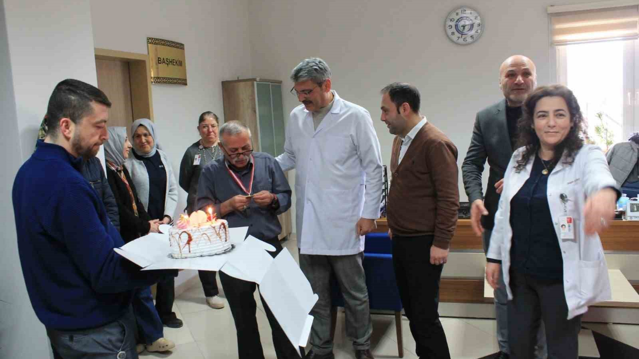 36 yıldır mesaisine 1 saat erken başlayan hastane çalışanına madalya takıldı