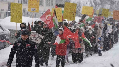 Yoğun kar yağışının altında insan seli: