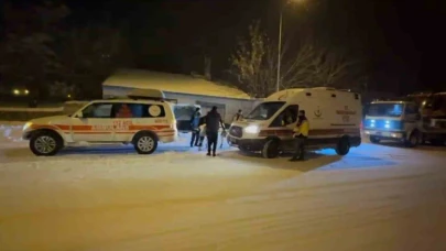 Karda mahsur kalan hastalara paletli ambulansla ulaştılar