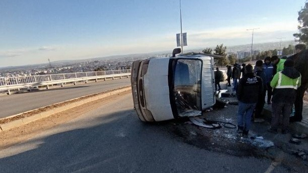 Virajı alamayan kamyonet devrildi