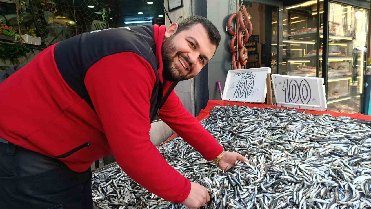 Kilosu 100 liraya düştü, tezgahlar şenlendi