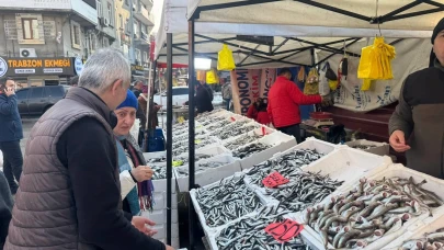 Hamsinin fiyatı düştü, vatandaş yoğun ilgi gösterdi