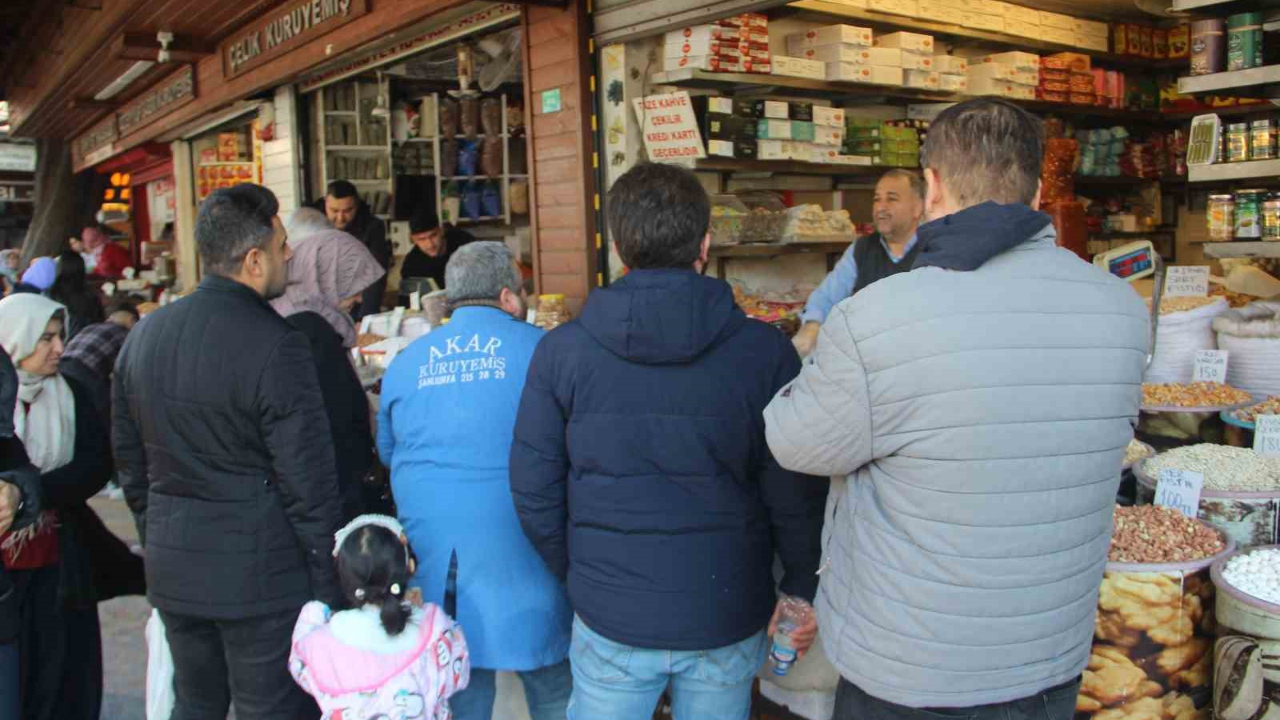 Şanlıurfa’da tarihi çarşıda Ramazan yoğunluğu