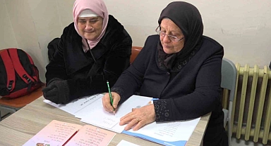 73 yaşındaki anne ile 56 yaşındaki kızının okuma azmi herkese örnek oluyor