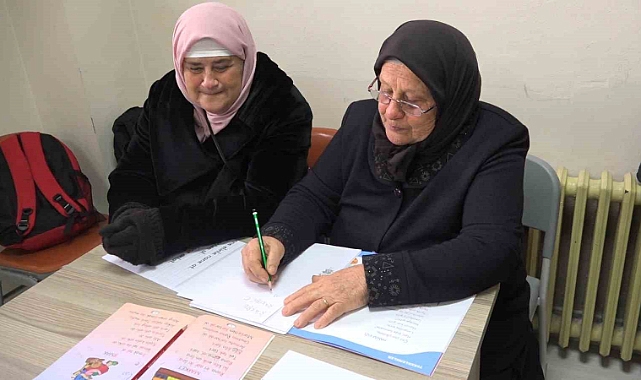 73 yaşındaki anne ile 56 yaşındaki kızının okuma azmi herkese örnek oluyor