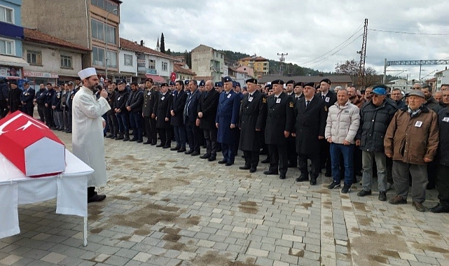 Evinde yanarak hayatını kaybeden Kıbrıs gazisi askeri törenle defnedildi