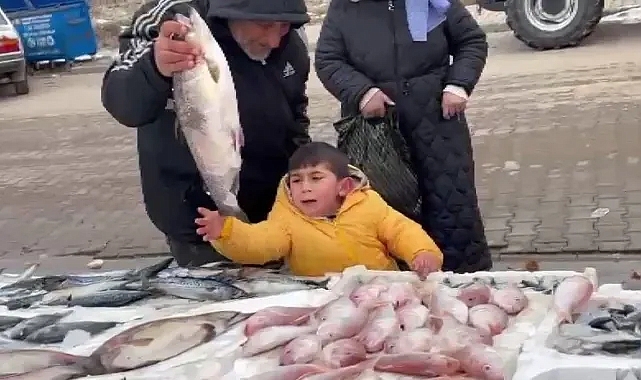 İstediği balığı alamayınca ağladı, hediye edilince sarılarak uzaklaştı