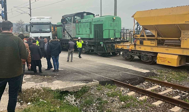 Yük treniyle hafriyat kamyonu çarpıştı: 1 kişi yaralandı