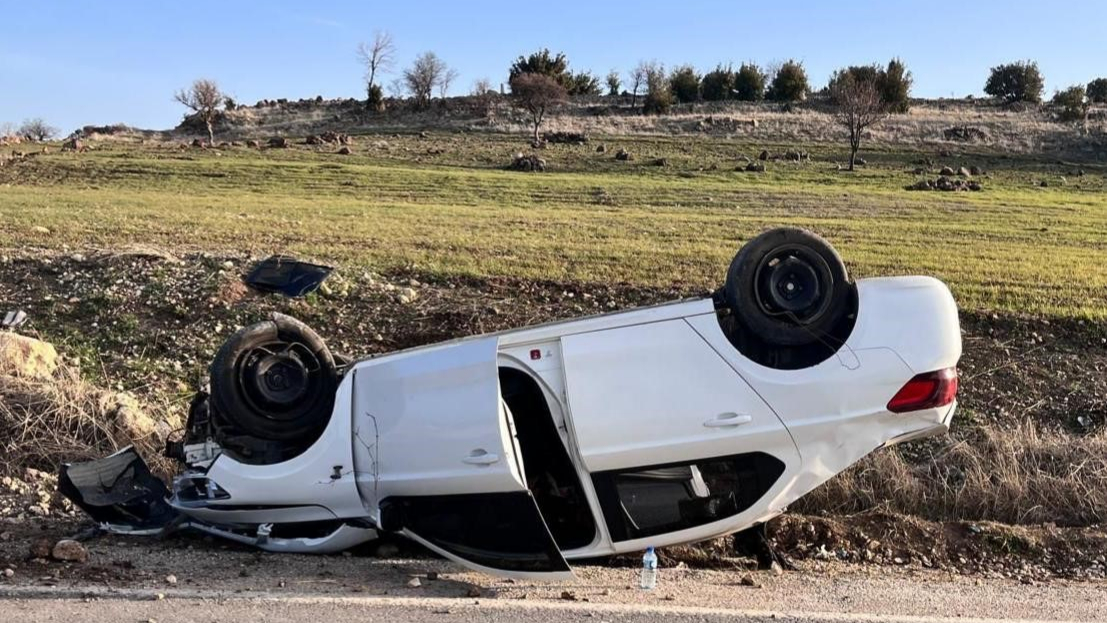 Kartona çarpmamak için manevra yapan araç takla attı: