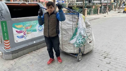 Yaşıtları okula giderken o boyundan büyük el arabası ile atık topluyor