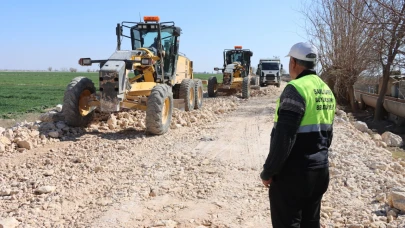 ŞANLIURFA’DA 50 MAHALLEYİ KAPSAYAN 17 KM'LİK GRUP YOLUNDA ÇALIŞMALAR SÜRÜYOR