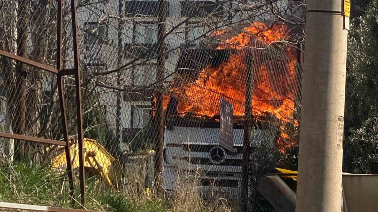 Park halindeki tır alev alev yandı