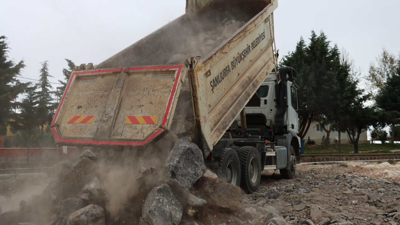 BÜYÜKŞEHİR’DEN ASRİ AİLE MEZARLIĞI'NA ULAŞIMI KOLAYLAŞTIRACAK HAMLE: 25 METRELİK YOL YAPILIYOR