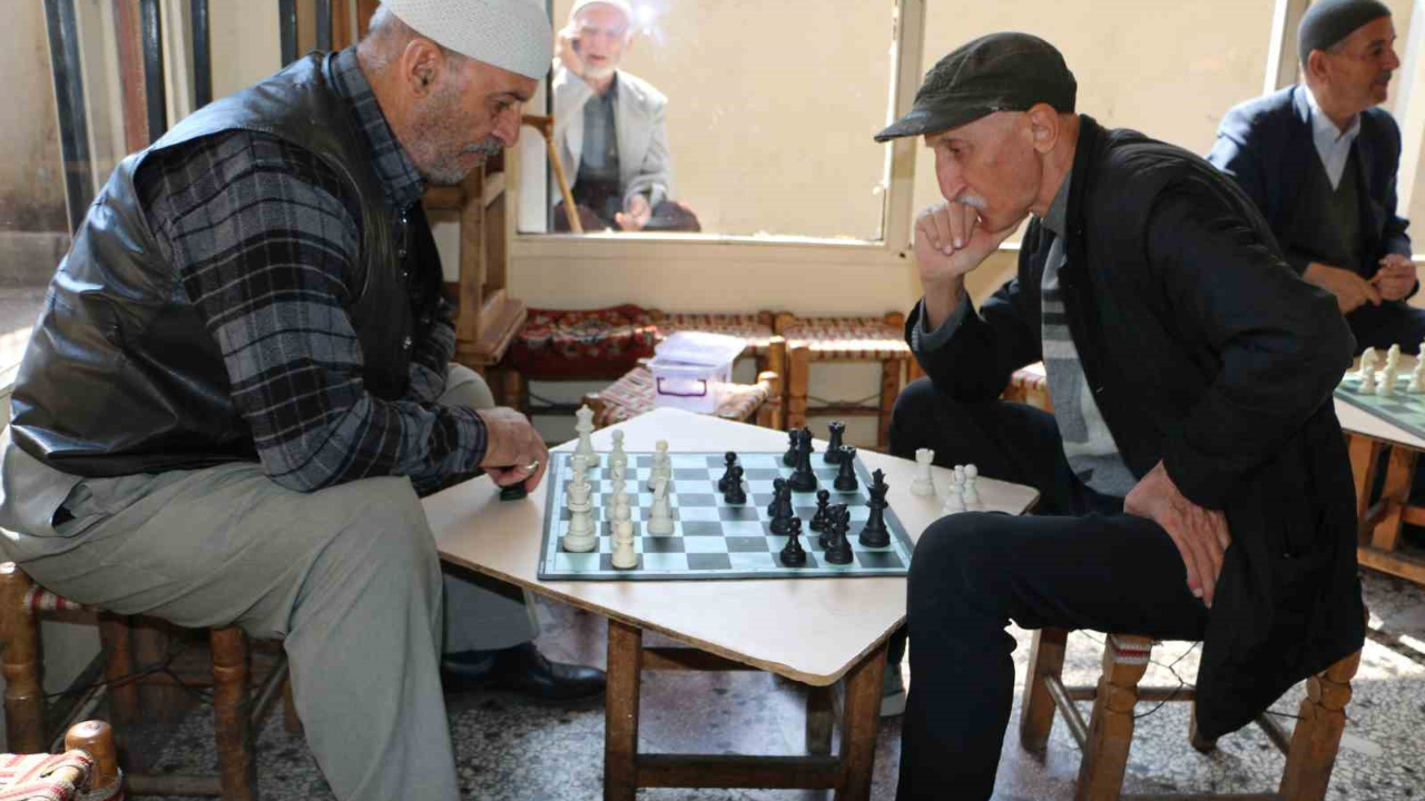 İftar vaktini satranç oynayarak bekliyor