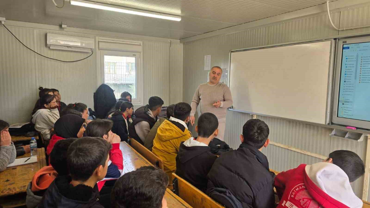 Konteyner sınıflarda kalan öğrencilere yazarlık mesleği anlatıldı