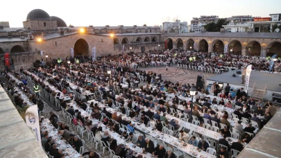 Depremzedeler tarihi külliyede iftar yaptı