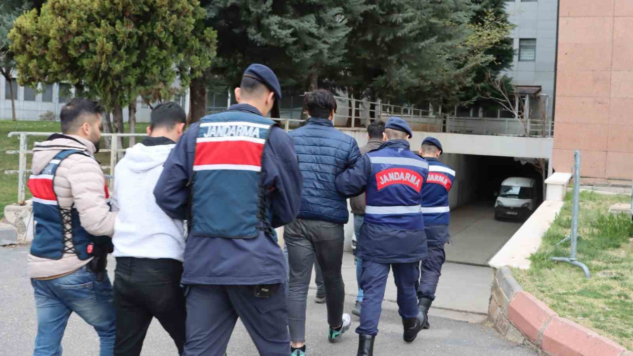 Siber dolandırıcılara jandarma darbesi: 8 gözaltı