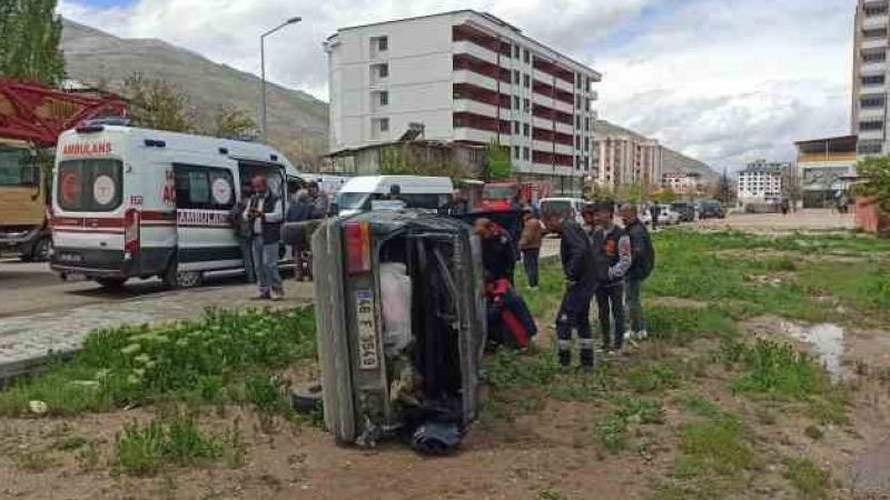 Bisiklete çarpmamak için manevra yaptı : 2 yaralı