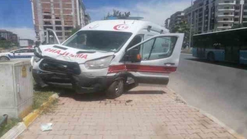 Ambulans ile otomobil çarpıştı: 2 yaralı