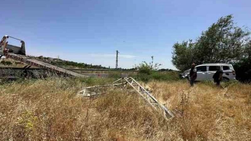 Mardin'de hafif ticari araç elektrik direğine çarptı: 1 yaralı