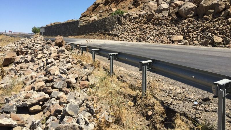 Urfa'da toprak kayması sonucu kapanan kara yolu açıldı