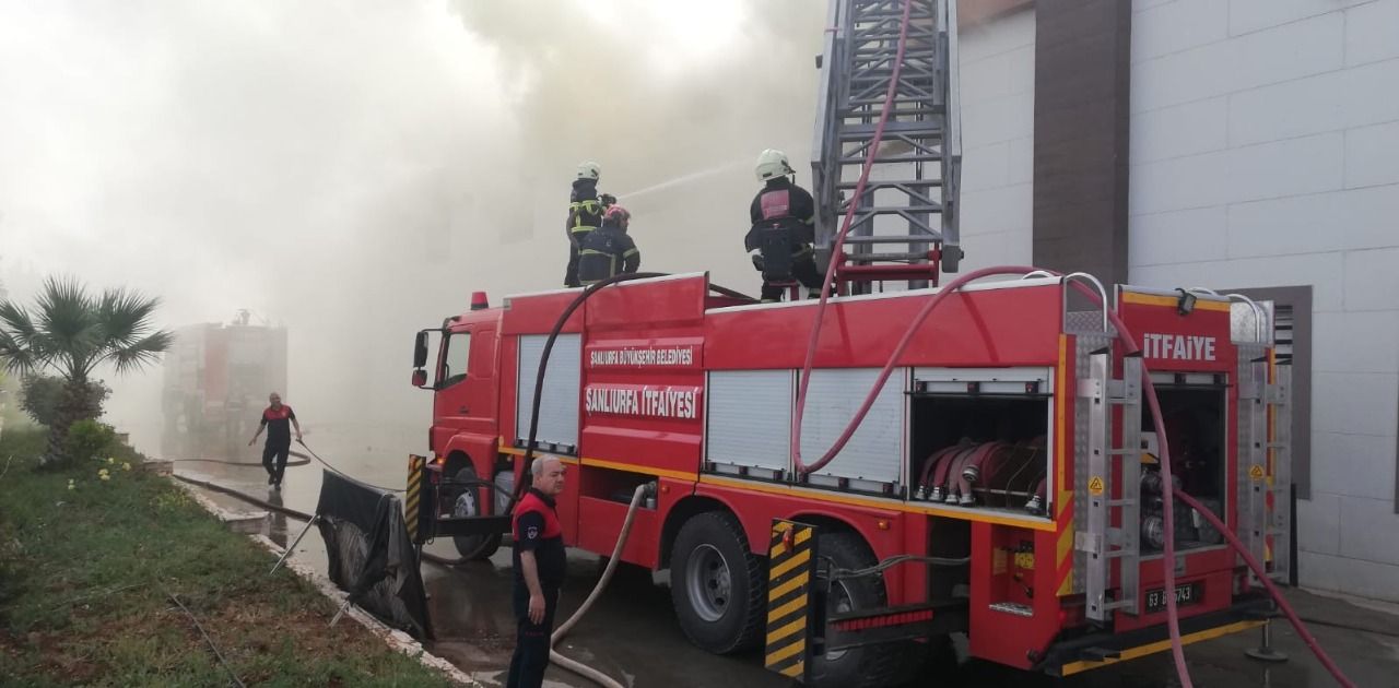 Urfa'da iplik fabrikasında yangın