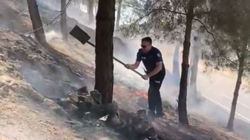 Orman yangınını polisler söndürdü