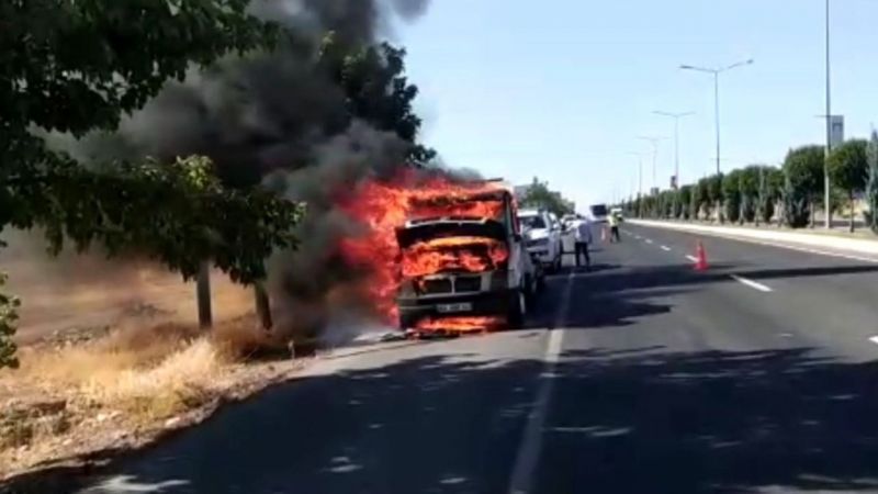 Urfa'da oto kurtarma aracı alev alev yandı