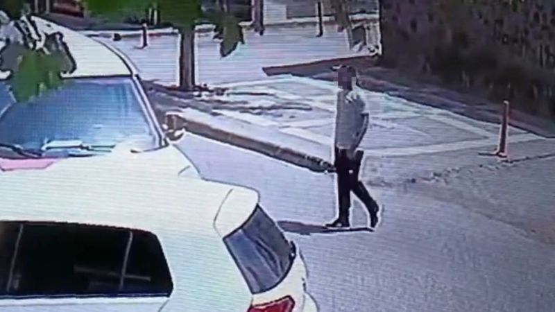 Pişkin hırsız herkesin gözü önünde kargo aracındaki paketleri çaldı