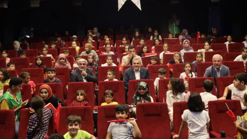 Beyazgül çocukların sinema sevincine ortak oldu