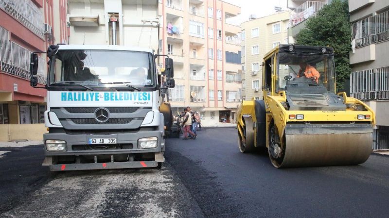 Haliliye’de sıcak asfalt ve kilitli parke çalışmaları sürüyor