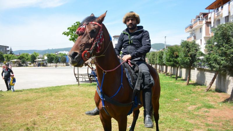 Atıyla oy kullanmaya geldi