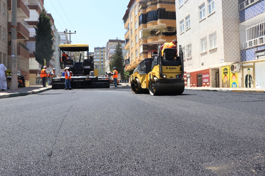 Belediyenin sıcak asfalt çalışmaları devam ediyor