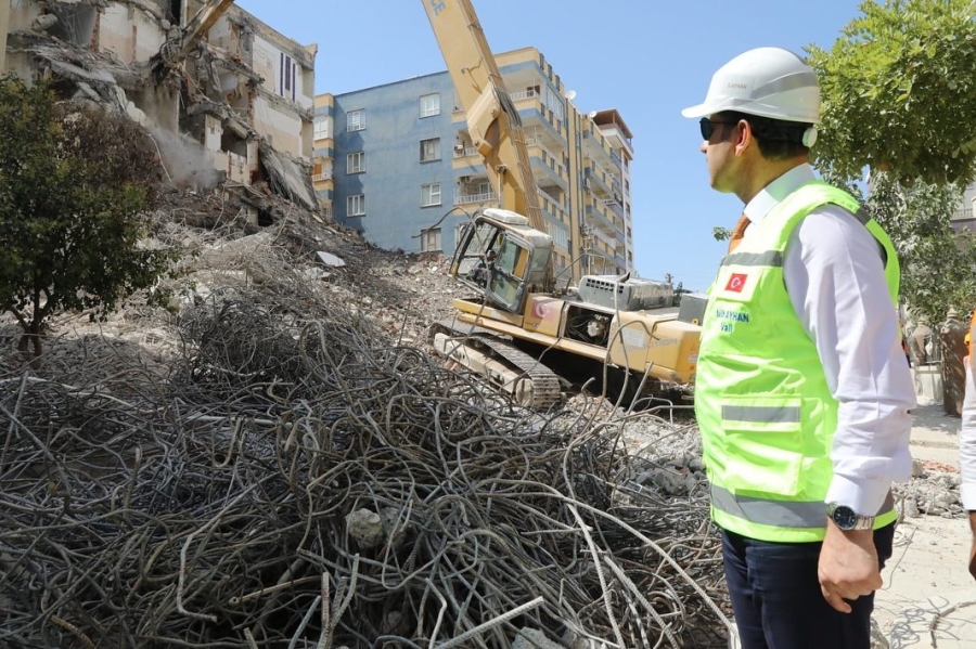 Urfa’da ki ağır hasarlı binaların yıkımı hızlandırıldı 
