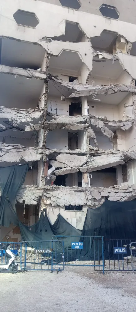 Çökme riski olan ağır hasarlı bina tehlike saçıyor!