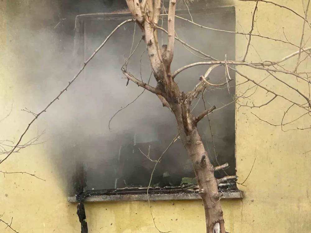 Ev yangını: İtfaiye eri yaralandı